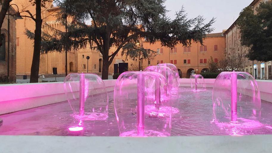 La fontana si colora di lilla