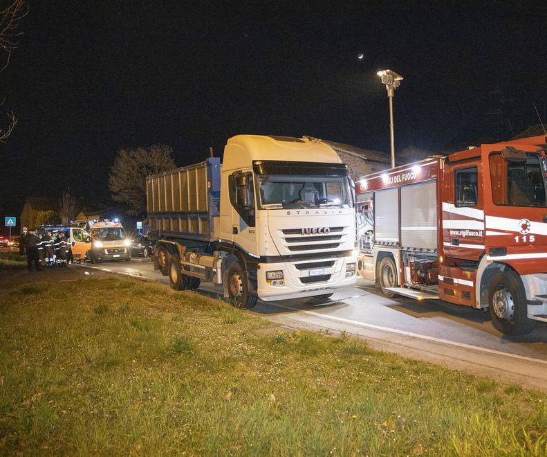 Incidente Scende dalla corriera a Novi: 21enne travolto da un Tir 
