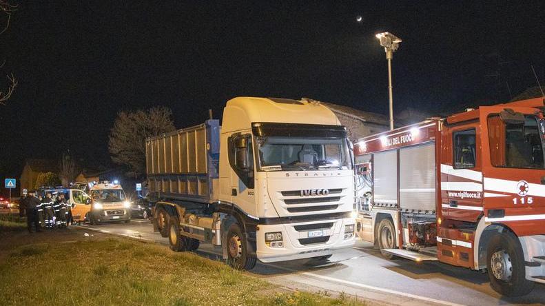 Incidente Scende dalla corriera a Novi: 21enne travolto da un Tir
