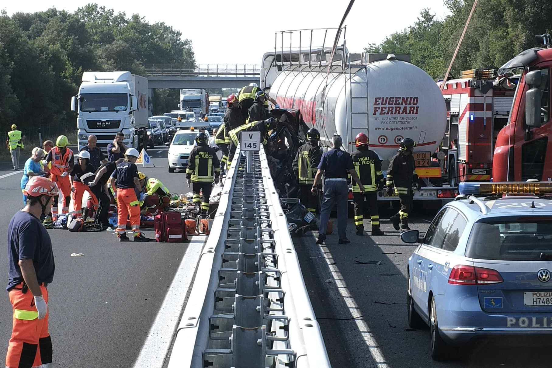 I soccorsi sull’A12 dopo l’incidente mortale