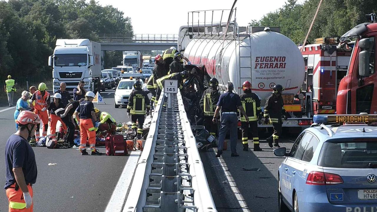 I soccorsi sull’A12 dopo l’incidente mortale