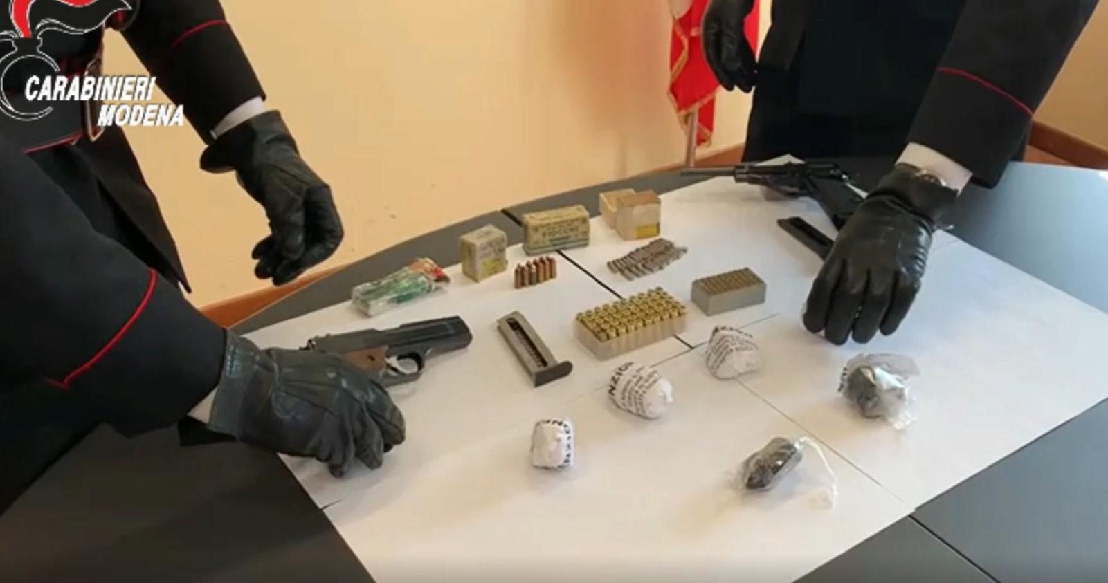 Banda dello spray di Corinaldo. Nuovo blitz dei carabinieri, a caccia di armi e droga in 7 comuni modenesi.Un arresto 