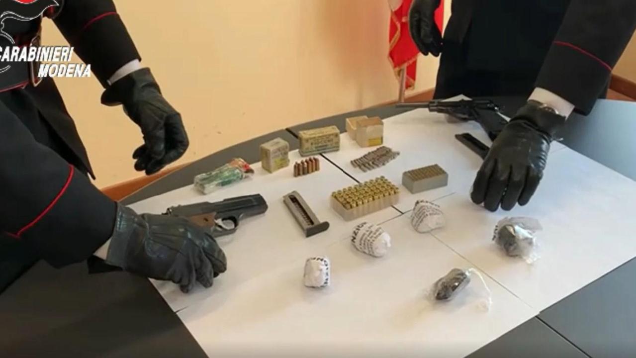 Banda dello spray di Corinaldo. Nuovo blitz dei carabinieri, a caccia di armi e droga in 7 comuni modenesi.Un arresto