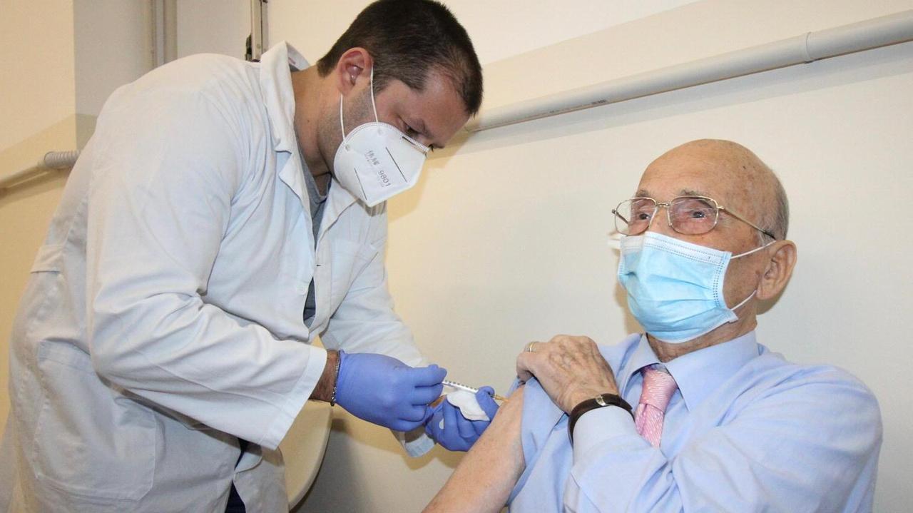 Il dottor Biancalani mentre vaccina Silvano Zoppi il primo giorno di somministrazione agli ultraottantenni