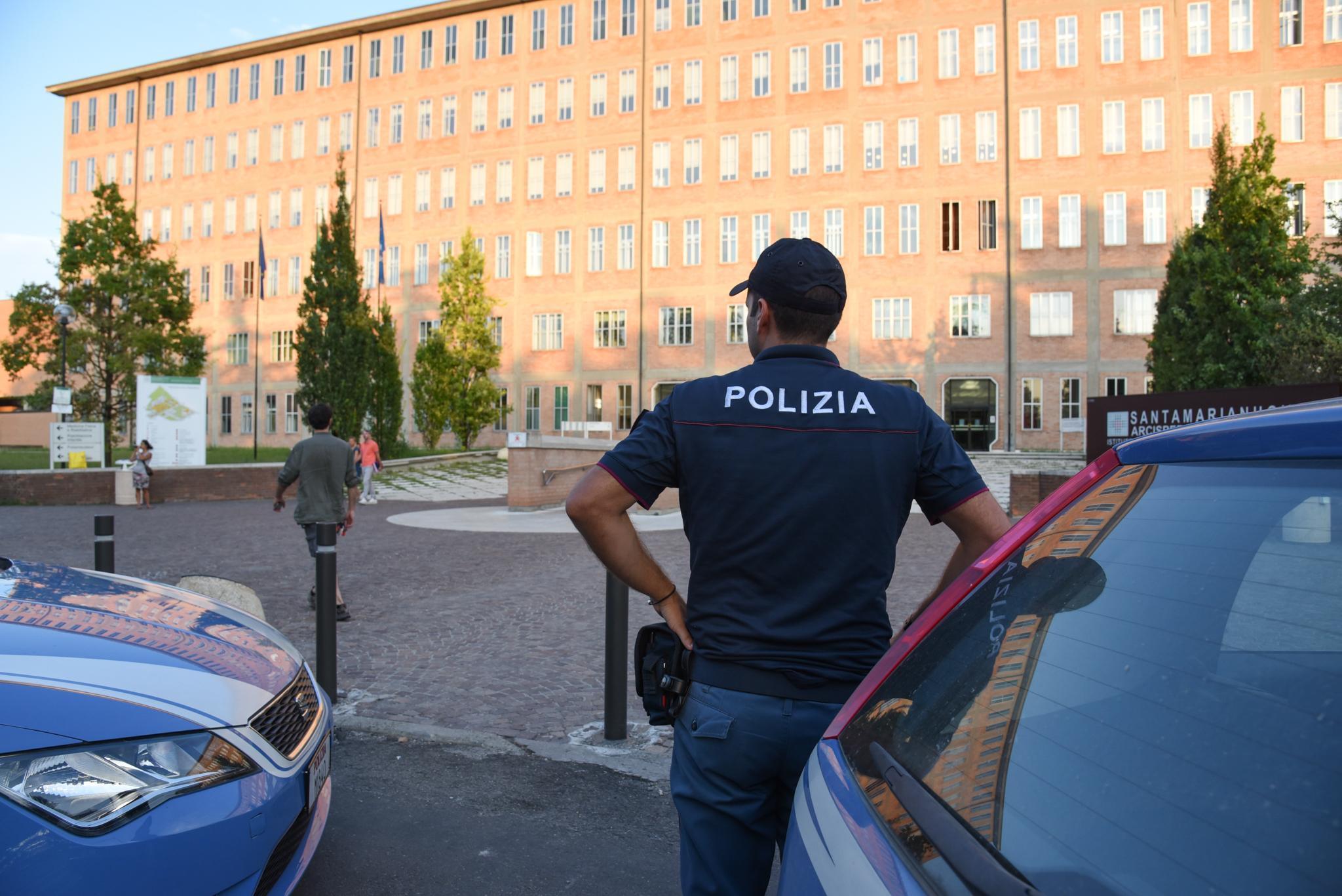 Reggio Emilia, l'allerta dell'Ausl: "Finti operatori chiedono soldi contro il Covid, diffidate" 
