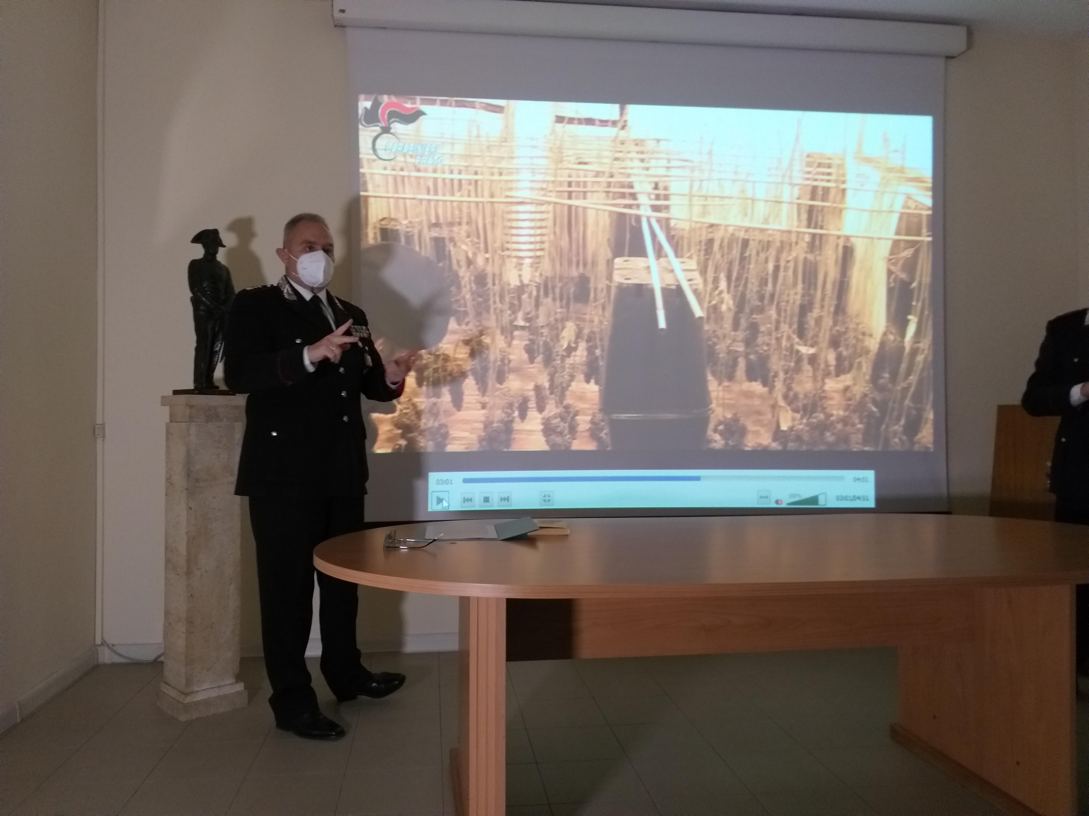 Il tenente colonnello Riccardo Marchi illustra i dettagli dell'operazione
