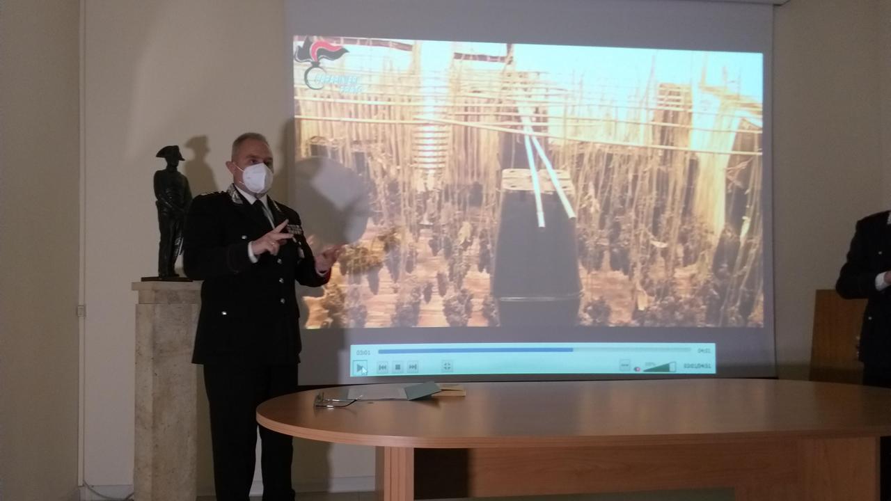 Il tenente colonnello Riccardo Marchi illustra i dettagli dell'operazione