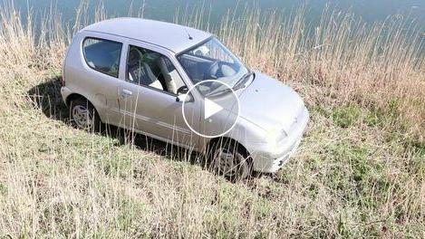 Gallo, esce di strada e rimane in bilico sul ciglio del canale