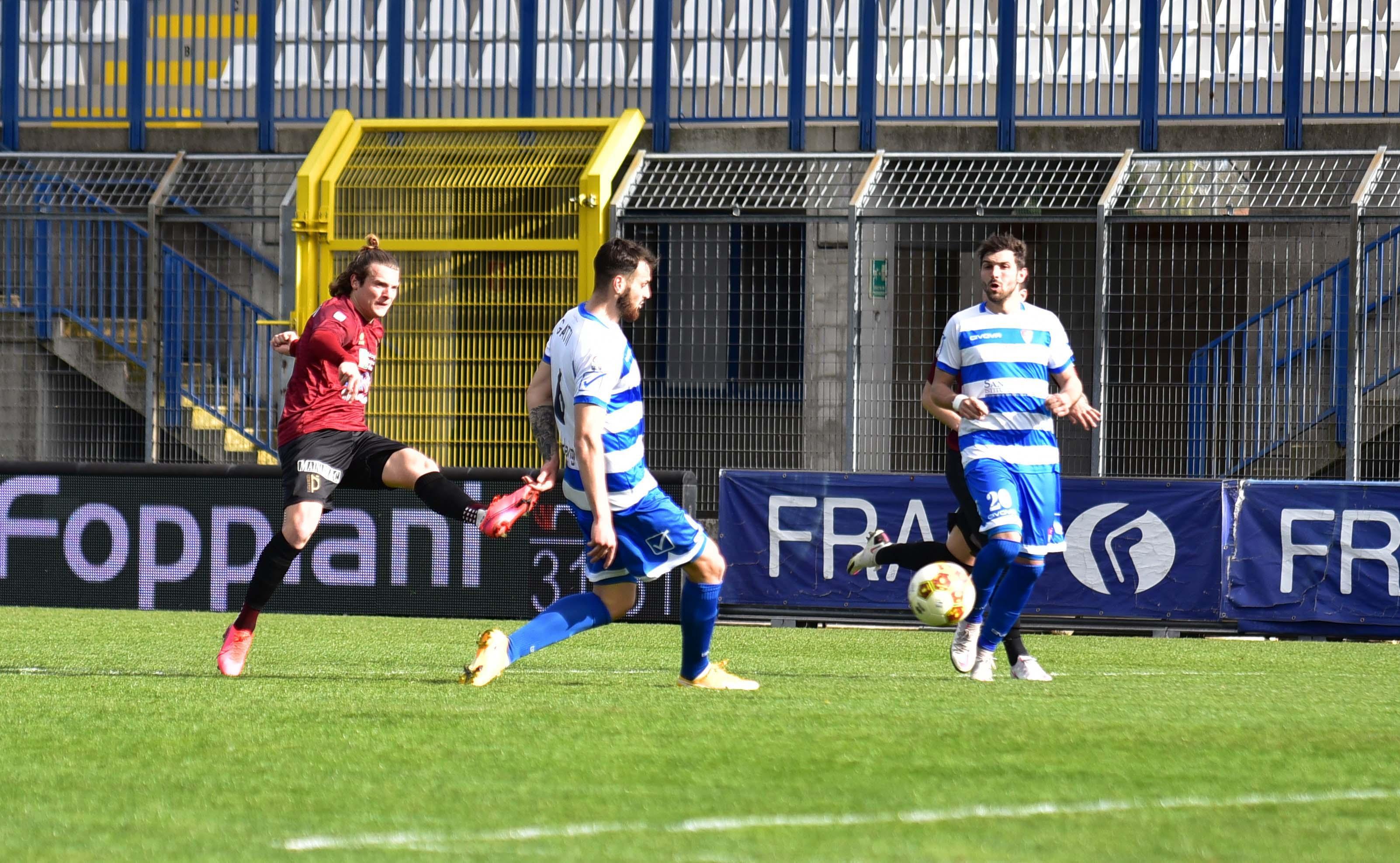 Il Pontedera vola: tre gol alla Pro Patria