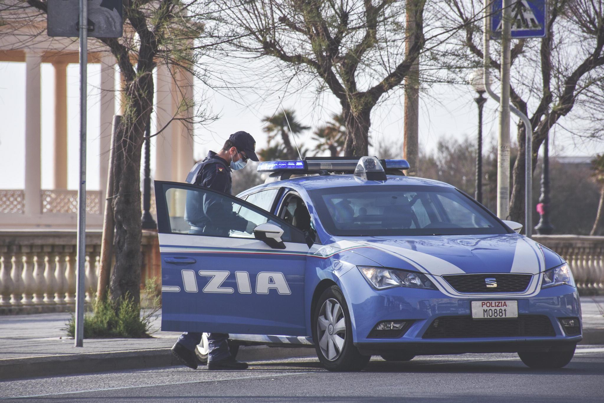 Una volante della polizia su viale Italia (foto d'archivio)