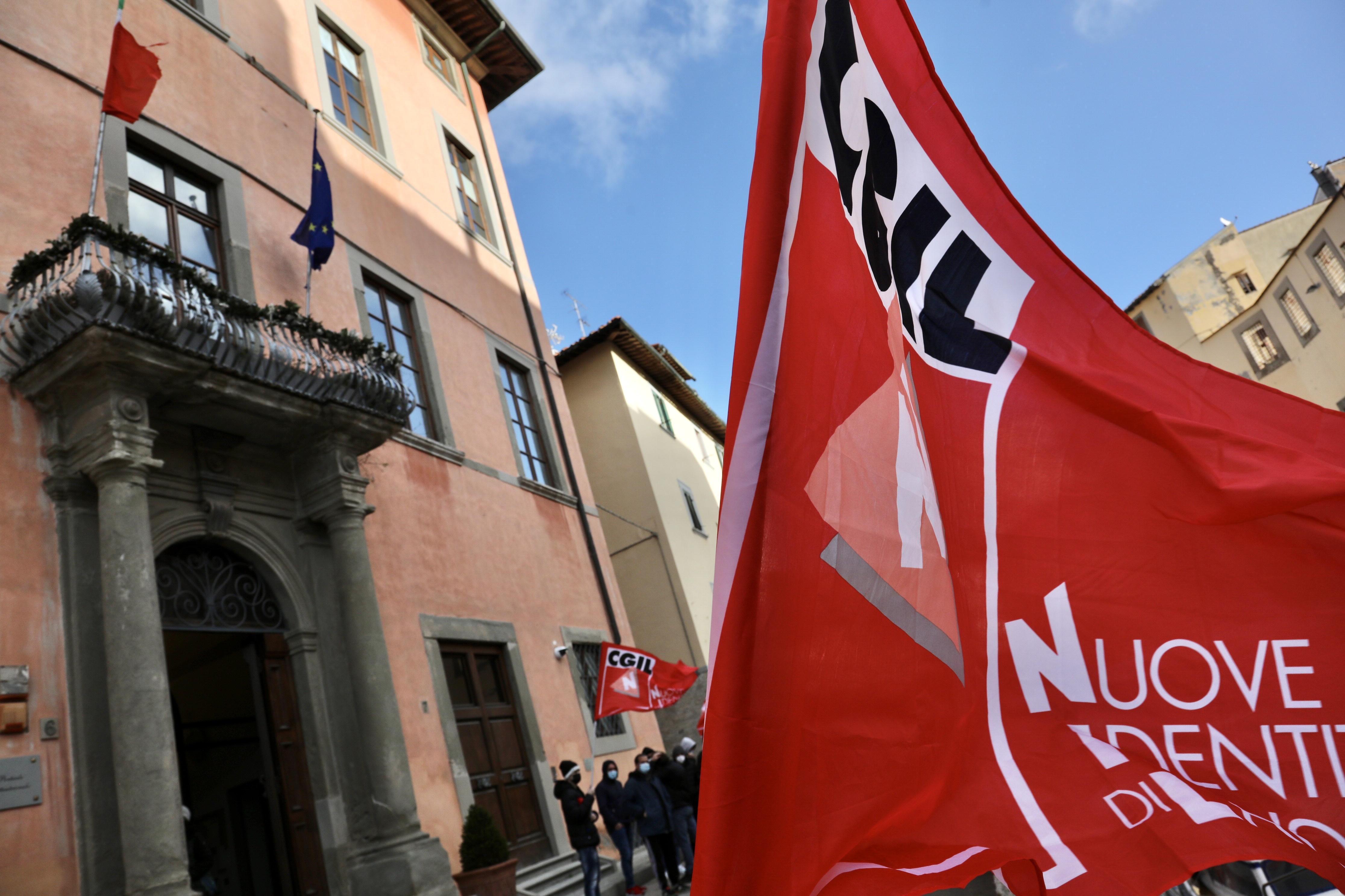 Una protesta della Cgil a Livorno (foto d'archivio)
