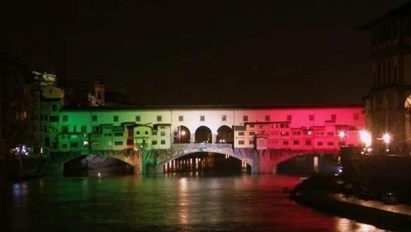 Palazzi delle istituzioni con il tricolore Vietate le celebrazioni tradizionali