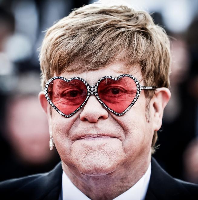Elton contro il Vaticano «No a nozze gay ma investe nel film sulla mia vita»