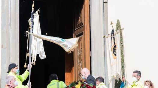 Volontari davanti alla chiesa per salutare Maurizio Orazzini