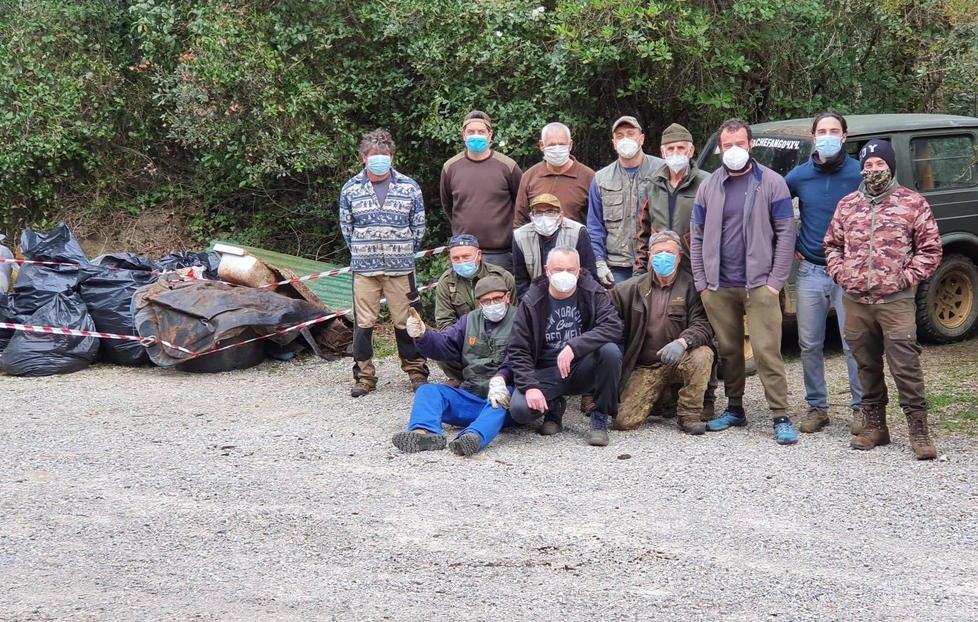 I cacciatori puliscono il bosco Raccolti molti ingombranti