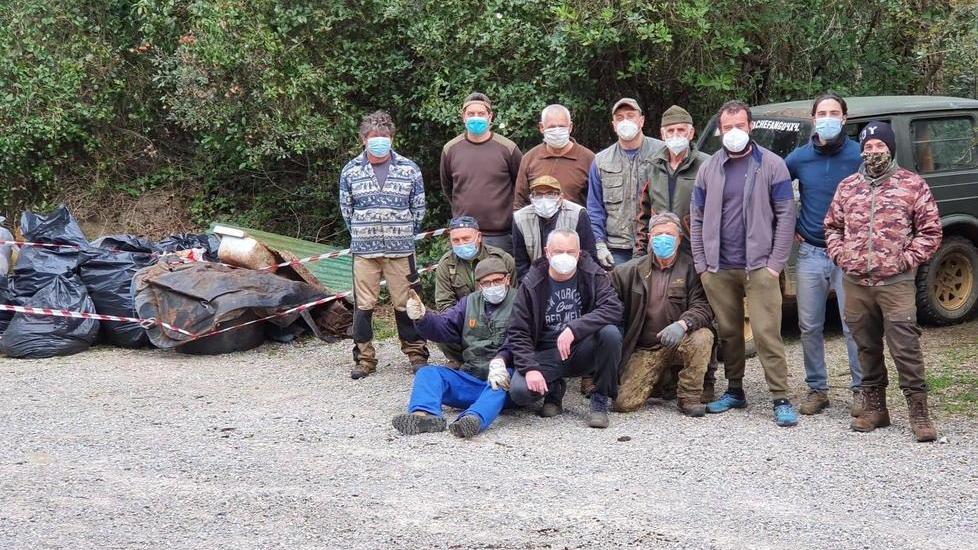 I cacciatori puliscono il bosco Raccolti molti ingombranti