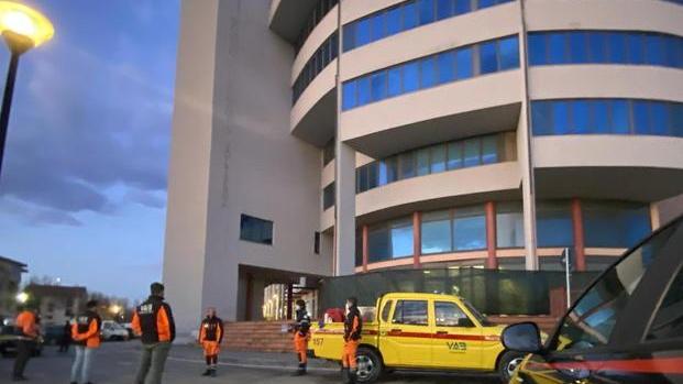 Oggi tamponi in auto per i trecento alunni delle 3 scuole chiuse