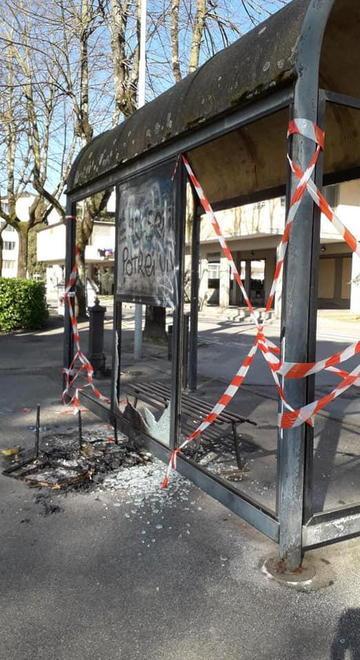 Pensilina data alle fiamme