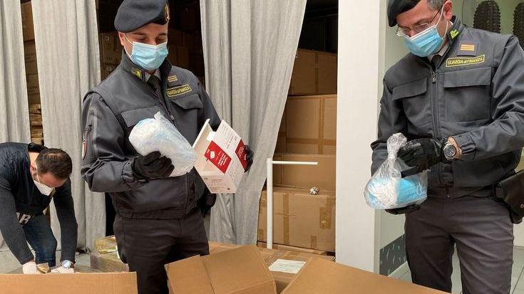 La Guardia di Finanza sequestra oltre 23mila mascherine pericolose