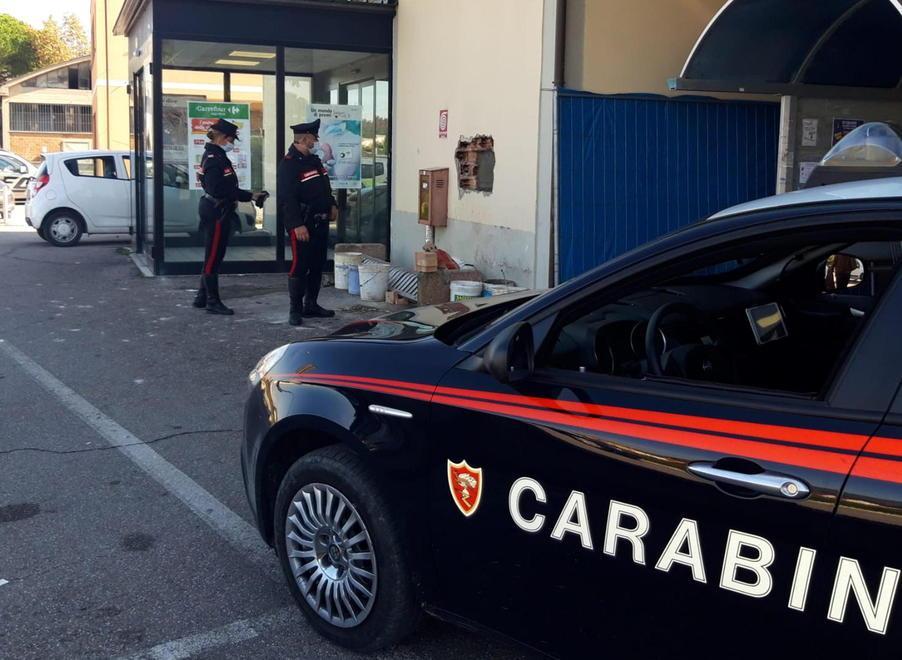 Mangia cibo per cani al supermercato Poi accusa un malore