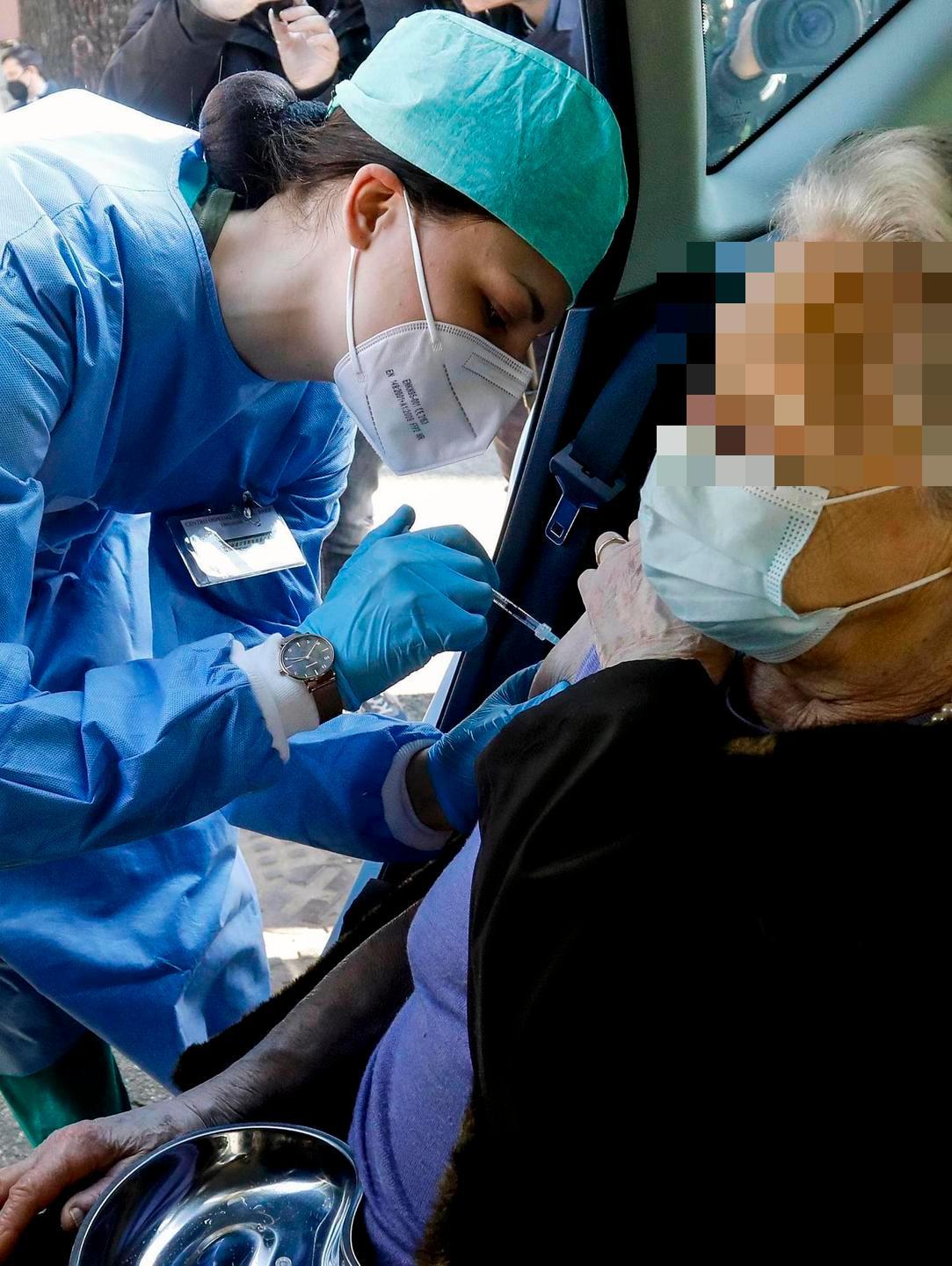 Medici di base contro l'Ats: «Vaccini solo negli hub» 