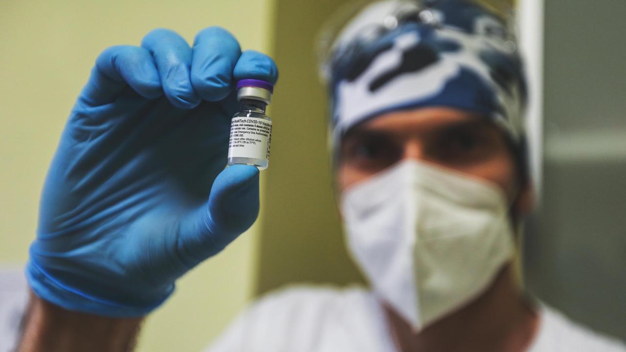 Ospedali in Toscana, crollo dei contagi tra il personale sanitario. L'esperto: «Ecco i numeri dell’effetto vaccinazioni»