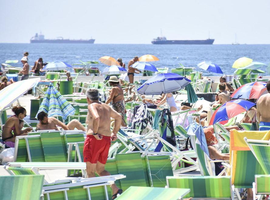 Verso l'estate, i bagni di Livorno riaprono: prezzi, date e novità. Pancaldi: si cambia ancora 