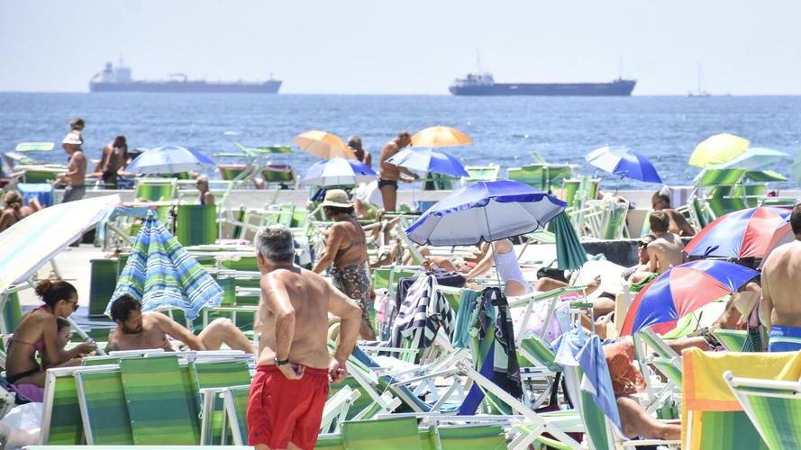 Verso l'estate, i bagni di Livorno riaprono: prezzi, date e novità. Pancaldi: si cambia ancora