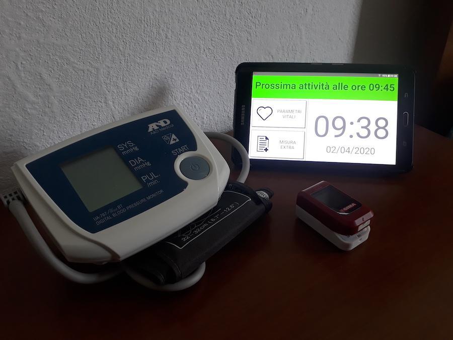 Una parte delle apparecchiature, piuttosto semplici da impiegare, divenute di uso comune tra i pazienti Covid ricoverati a casa e seguiti a distanza con il telemonitoraggio grazie al progetto Tel.Te. Covid 19