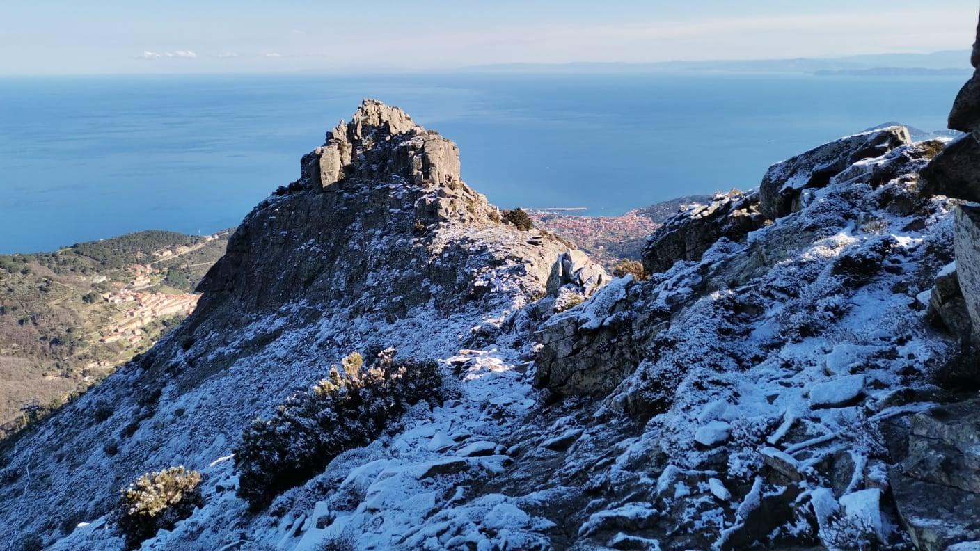 La vetta del Capanne imbiancata nella foto di Sandro Mazzei diffusa da Silvestre Ferruzzi