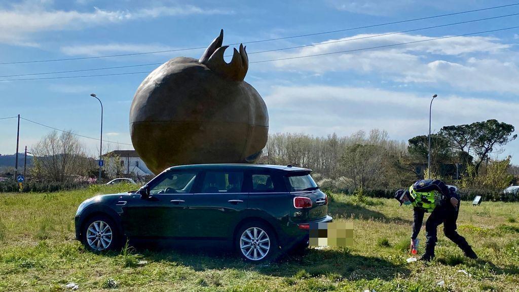 L'auto ferma nella rotatoria vicina alla scultura della Melagrana denominata Germinazione (Foto Franco Silvi)