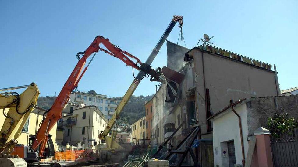 L’inizio delle operazioni di demolizione della palazzina