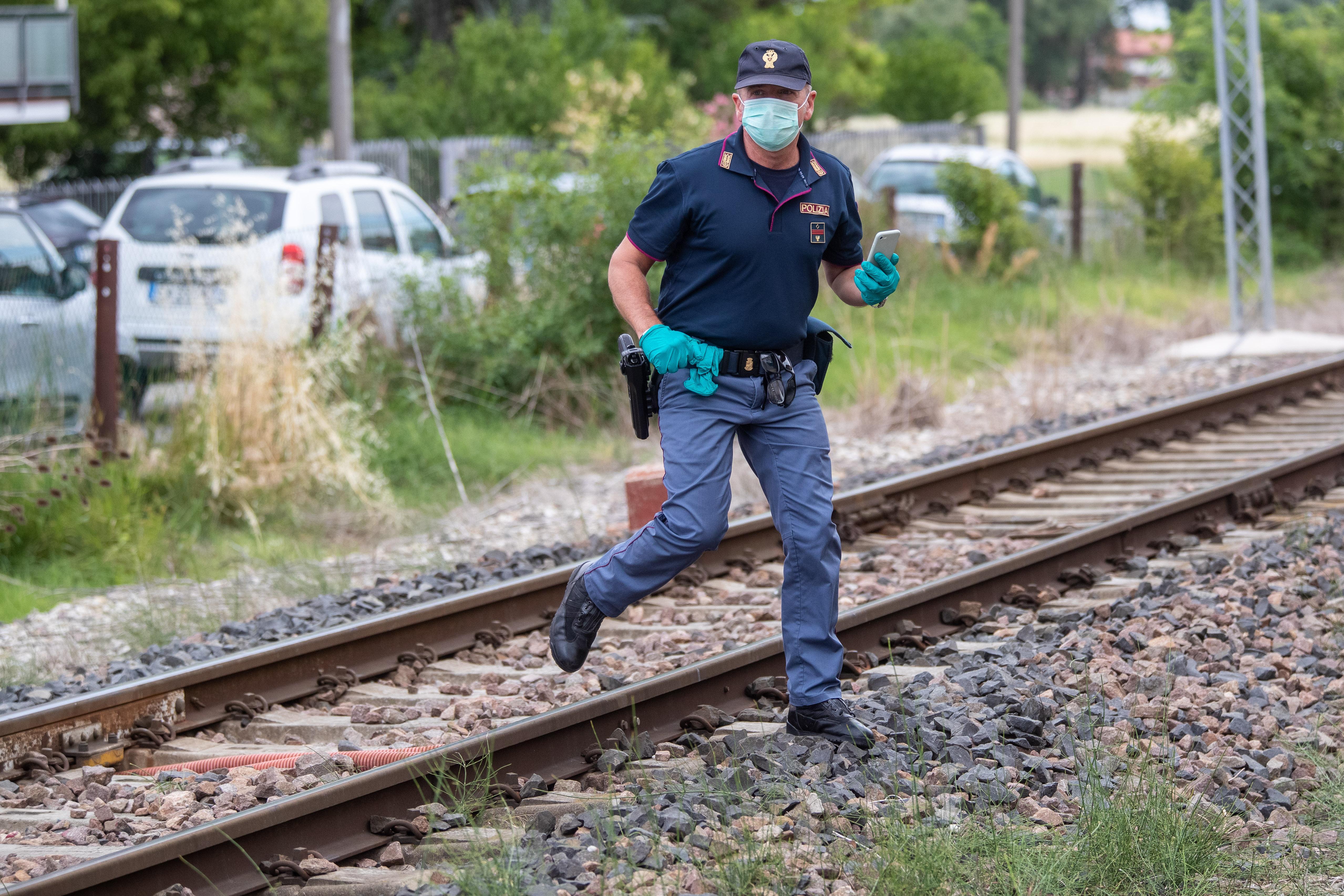 Un intervento sui binari della Polfer di Ferrara