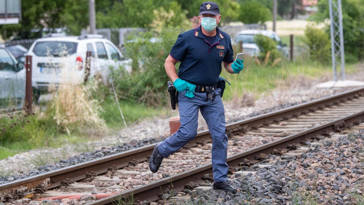 Un intervento sui binari della Polfer di Ferrara