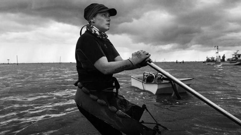 Elisa, una donna di Goro capo barca. «All’inizio davo fastidio, ora ho il mio equipaggio»