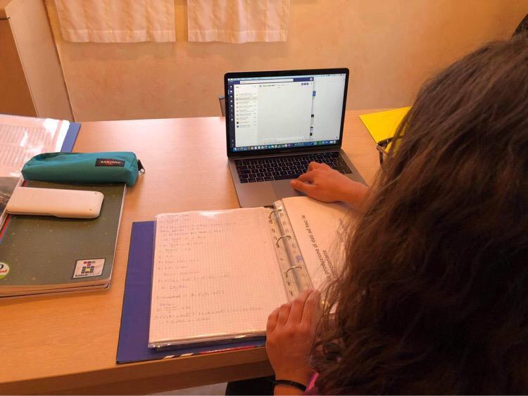 Prato, centinaia di studenti delle superiori scioperano contro le lezioni a distanza 