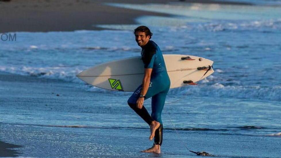 Marina di Carrara, rischia di annegare, portato in salvo dal surfista Evangelisti
