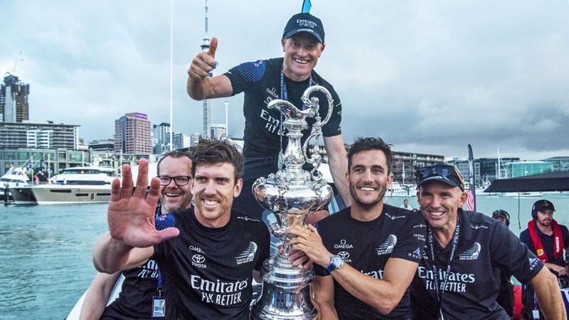 L’equipaggio di New Zealand con la Coppa America