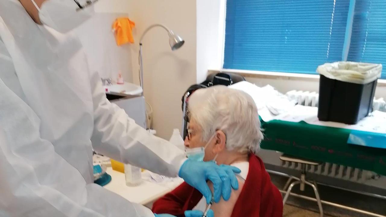 «Balletto di dosi, così vaccinare è un caos». I medici di famiglia di Cecina: i tempi si allungano