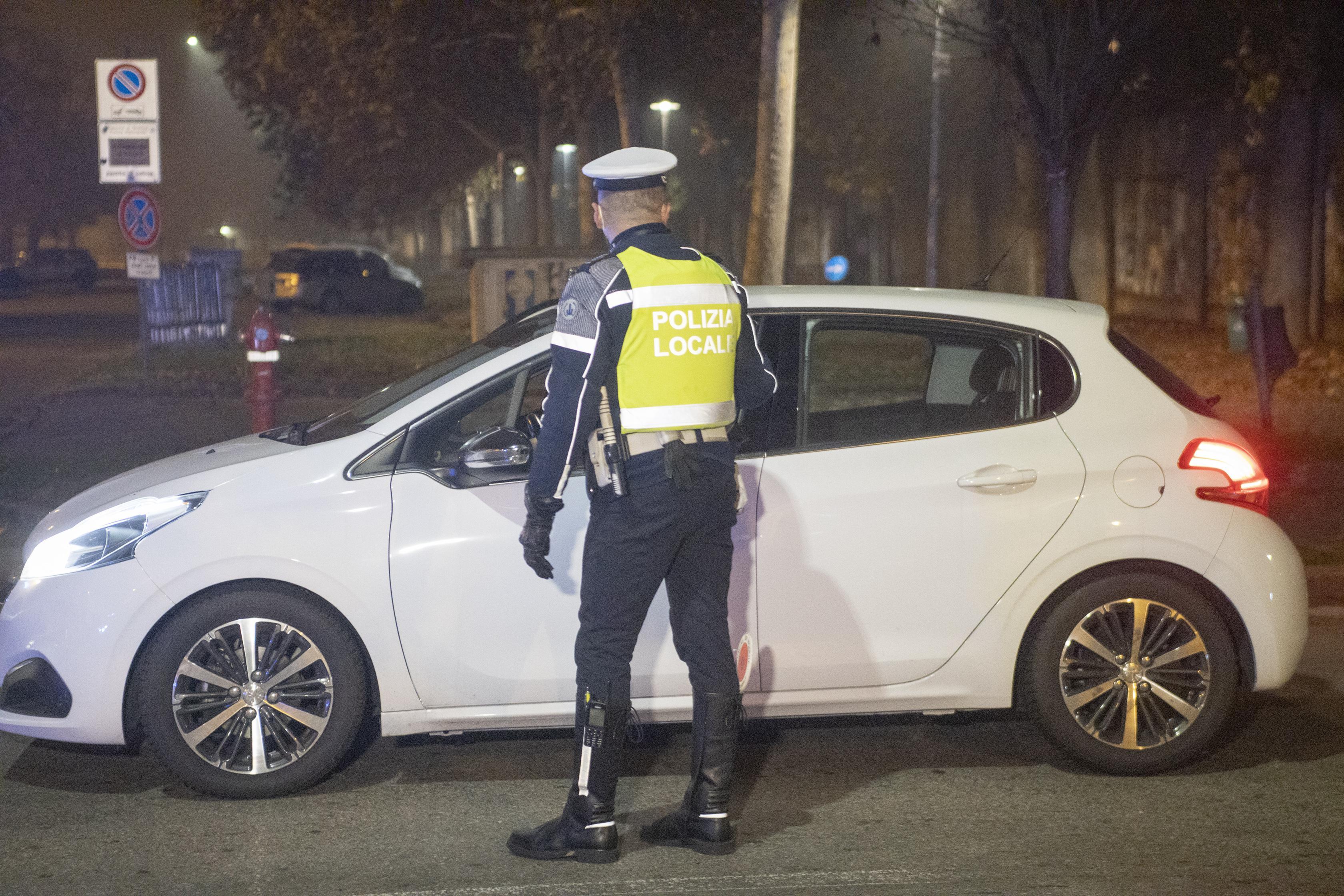 Carpi. Musica ad alto volume, un'auto piena di birra e gli agenti rovinano la festa. Multe e denunce