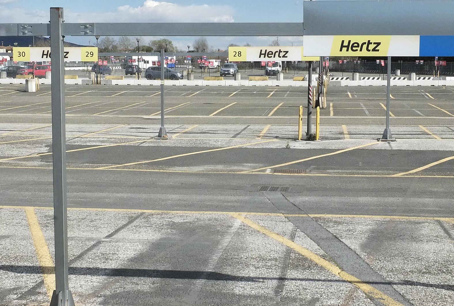 Uno dei parcheggi di autonoleggio a servizio dell’aeroporto Galilei pressoché deserto (foto renzullo/muzzi)