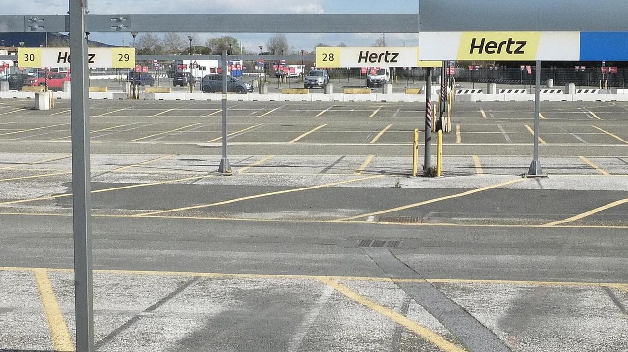Uno dei parcheggi di autonoleggio a servizio dell’aeroporto Galilei pressoché deserto (foto renzullo/muzzi)