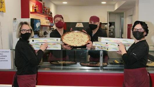 Regala la pizza al medico del 118: «Non è nulla rispetto a quello che fanno per noi»