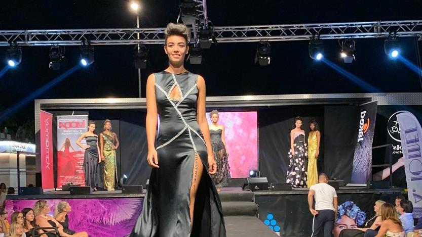 Infermiera e modella, lascia le passerelle della moda per dedicarsi ai malati di Covid in terapia intensiva