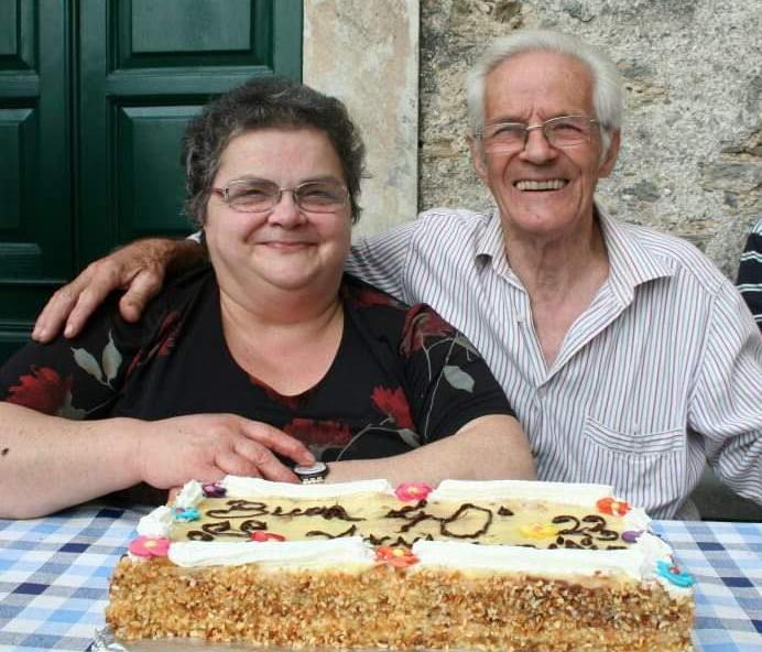 Muore cadendo mentre pota un castagno 