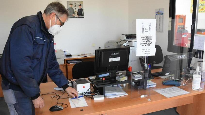 Ladri anche al centro revisioni Portati via un pc e duecento euro