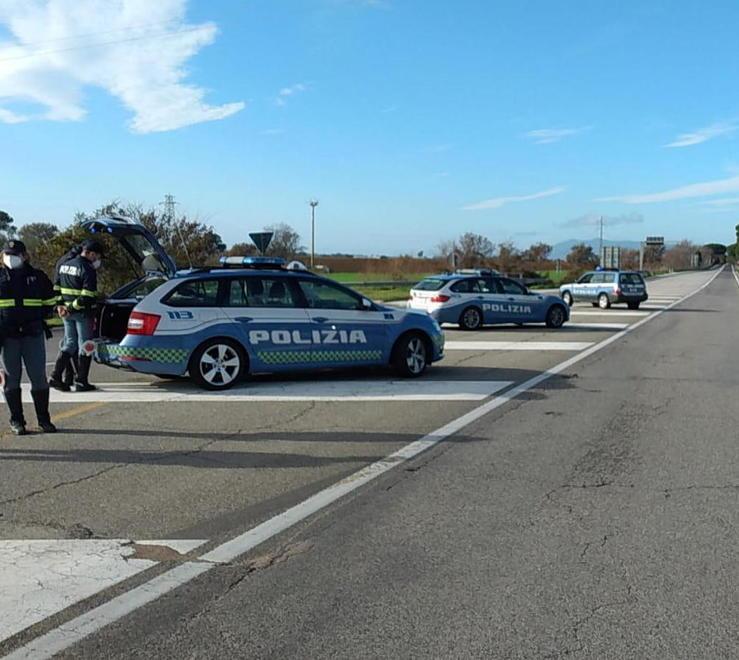 Fugge dopo l’incidente e abbandona nell’auto due fratellini di Agliana 