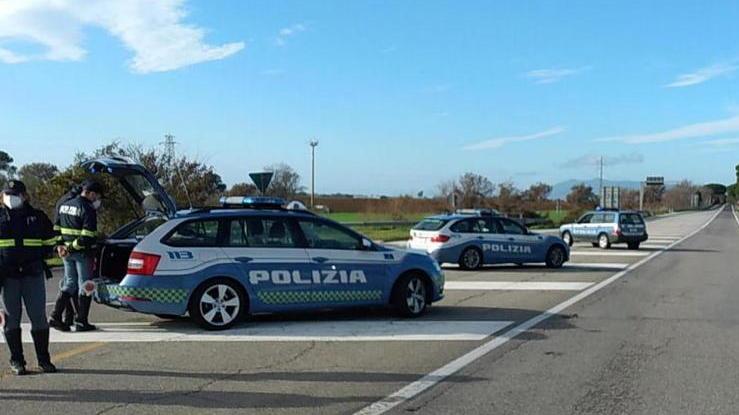 Fugge dopo l’incidente e abbandona nell’auto due fratellini di Agliana
