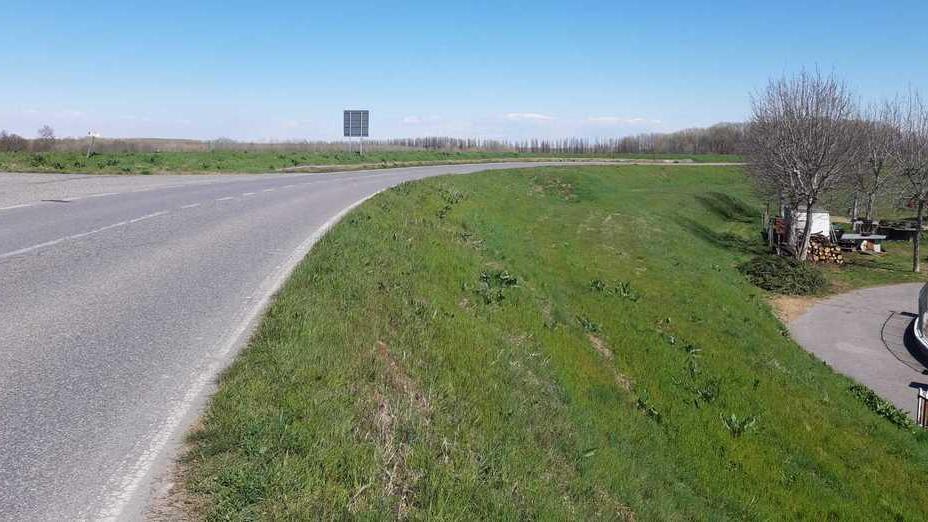 Manca il guard-rail e le auto piombano nel cortile di casa