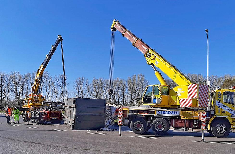 Camion perde il cassone